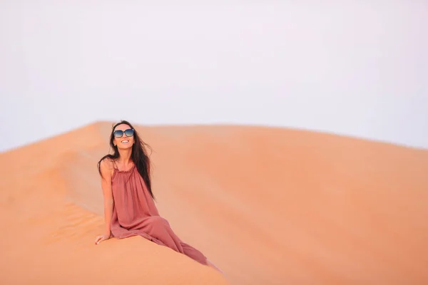 Girl among dunes in desert in United Arab Emirates — Stock Photo, Image