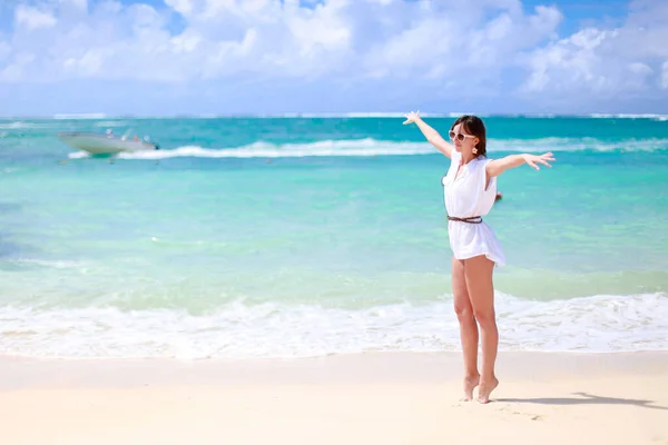 Giovane donna di moda in abito verde sulla spiaggia — Foto Stock