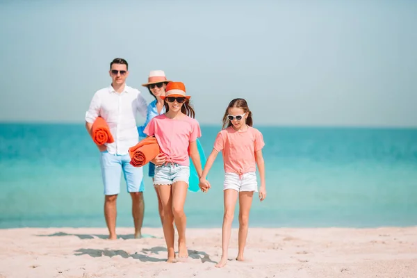 Joven familia de vacaciones tienen un montón de diversión —  Fotos de Stock