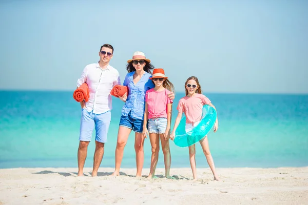 Giovane famiglia in vacanza hanno un sacco di divertimento — Foto Stock