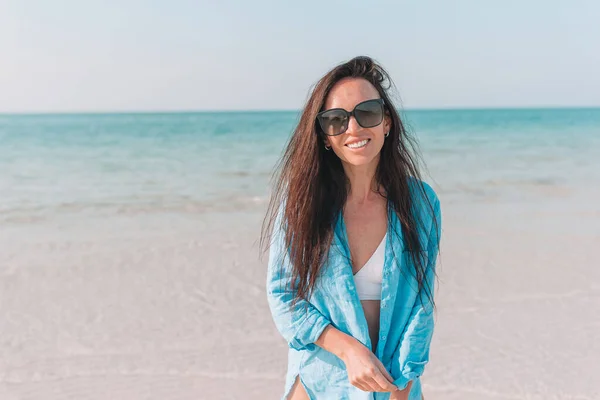 Vrouw op het strand genietend van zomervakantie — Stockfoto