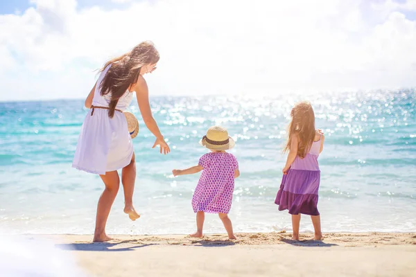 Adoráveis meninas e jovem mãe na praia branca tropical — Fotografia de Stock