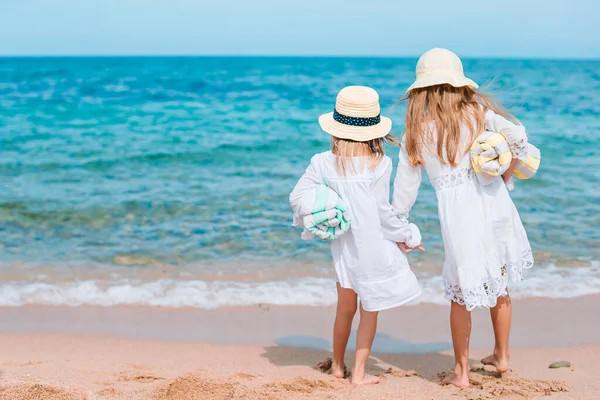 재미있는 작은 소녀들은 함께 노는 열대 해변에서 재미를 즐긴다. — 스톡 사진