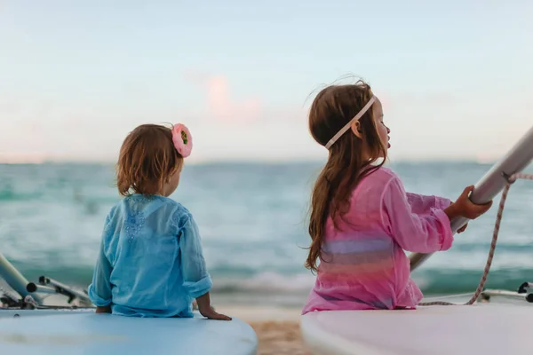 Pequeñas chicas divertidas felices tienen un montón de diversión en la playa tropical jugando juntos. — Foto de Stock