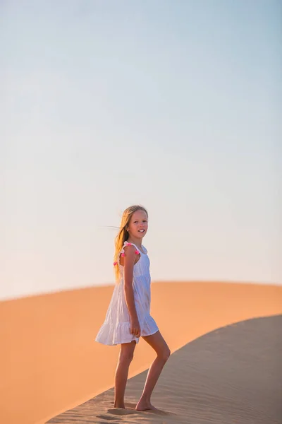 Chica entre dunas en el desierto en Emiratos Árabes Unidos —  Fotos de Stock