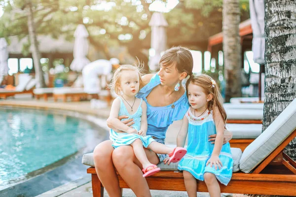 Mother and two kids enjoying summer vacation in outdoors swimming pool — Stock Photo, Image