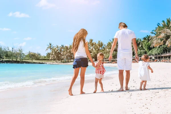 Joven familia de vacaciones tienen un montón de diversión — Foto de Stock