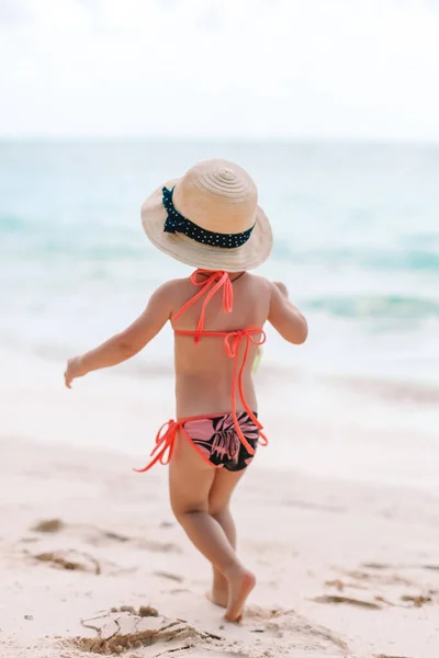 Αξιολάτρευτο κοριτσάκι διασκεδάστε στην τροπική παραλία κατά τη διάρκεια των διακοπών — Φωτογραφία Αρχείου