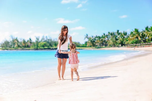 Belle mère et fille sur la plage profitant de vacances d'été. — Photo