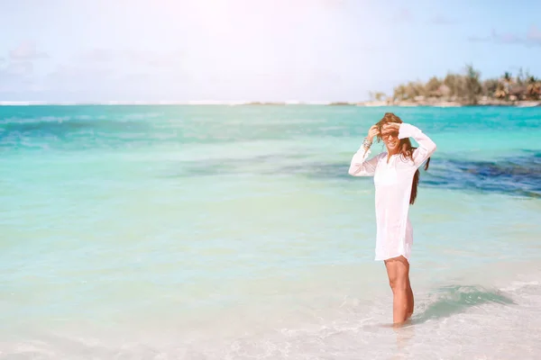 Donna sulla spiaggia godendo di vacanze estive — Foto Stock