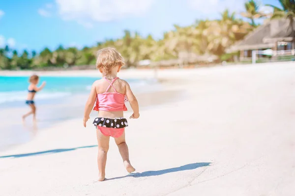 Ativo menina na praia ter um monte de diversão . — Fotografia de Stock