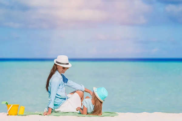 Schöne Mutter und Tochter am karibischen Strand genießen Sommerurlaub. — Stockfoto