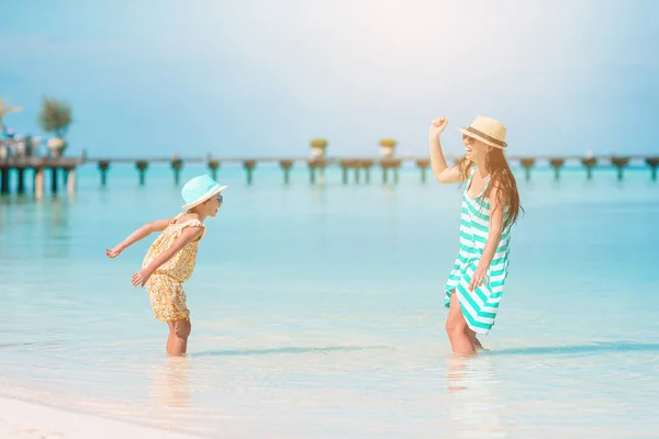 Hermosa madre e hija en la playa caribeña disfrutando de vacaciones de verano. —  Fotos de Stock