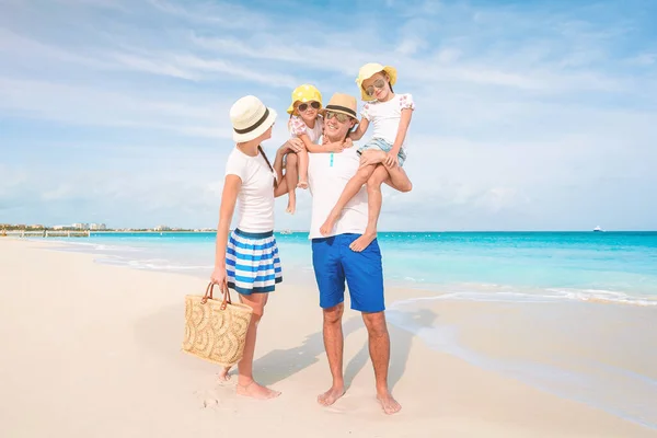 Foto de família feliz se divertindo na praia. Estilo de vida de verão — Fotografia de Stock