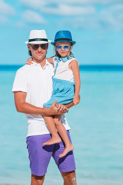 Ragazzina e papà felice si divertono durante le vacanze al mare — Foto Stock