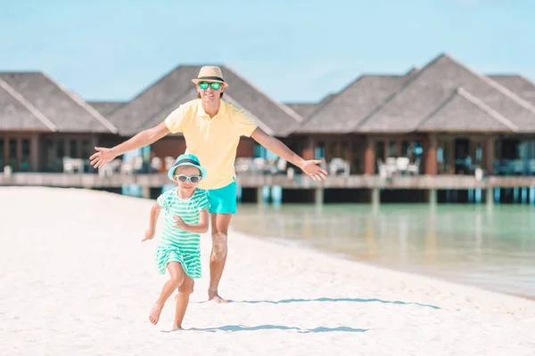 Liten flicka och glad pappa har roligt under stranden semester — Stockfoto