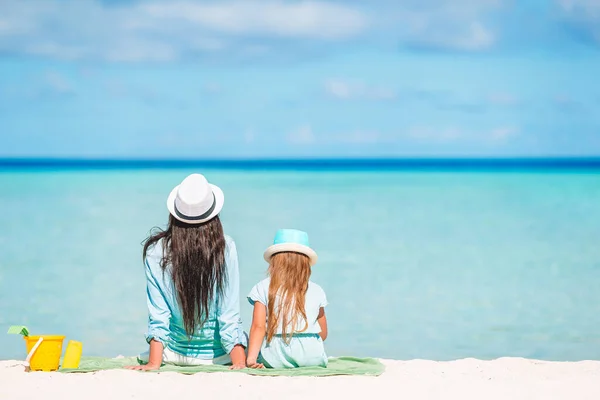 Piękna matka i córka na karaibskiej plaży cieszące się wakacjami. — Zdjęcie stockowe