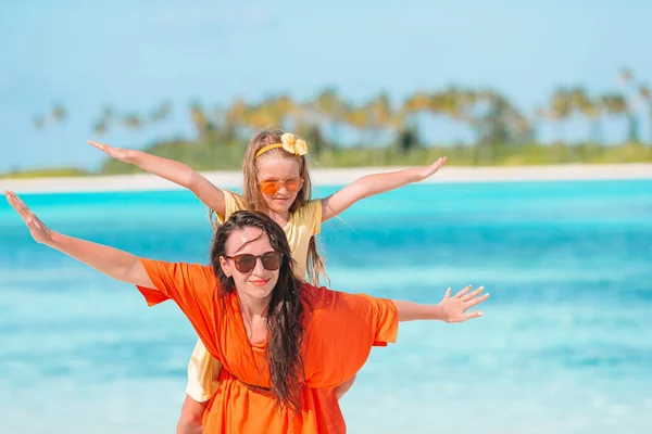 Vacker mor och dotter på Karibiska stranden njuter av sommarsemester. — Stockfoto