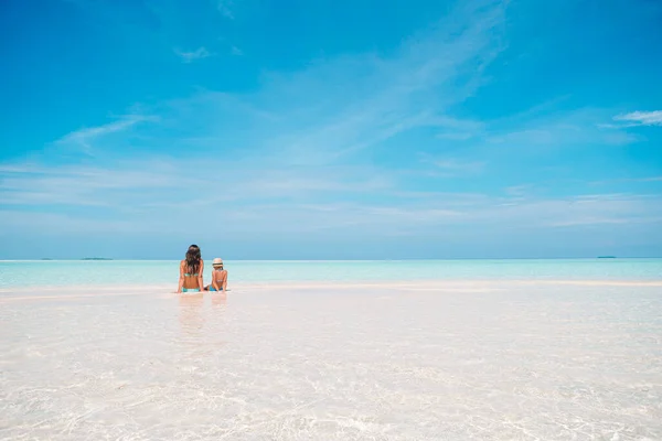 夏休みを楽しむカリブ海のビーチで美しい母親と娘. — ストック写真