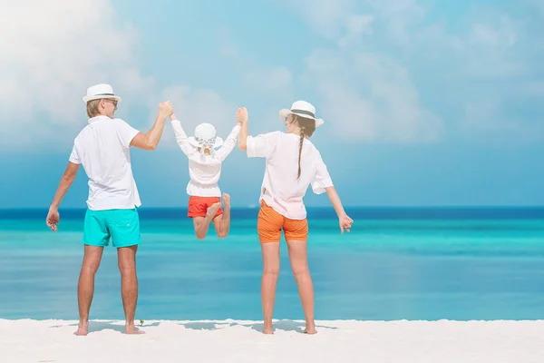 Famiglia felice di tre che si divertono insieme sulla spiaggia — Foto Stock