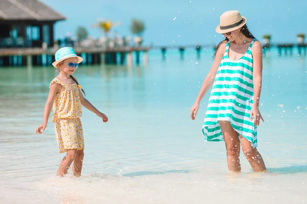 Hermosa madre e hija en la playa caribeña disfrutando de vacaciones de verano. —  Fotos de Stock