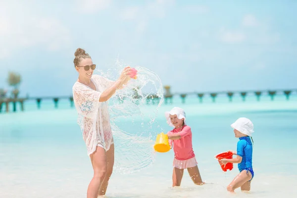 Piękna matka i córki na karaibskiej plaży cieszące się wakacjami. — Zdjęcie stockowe