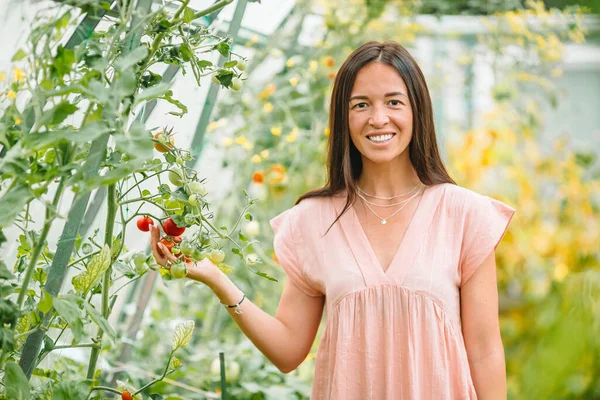 Belle jeune femme jardinage dans la serre — Photo