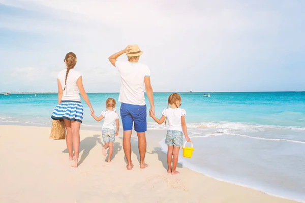 Foto de familia feliz divirtiéndose en la playa. Estilo de vida de verano — Foto de Stock