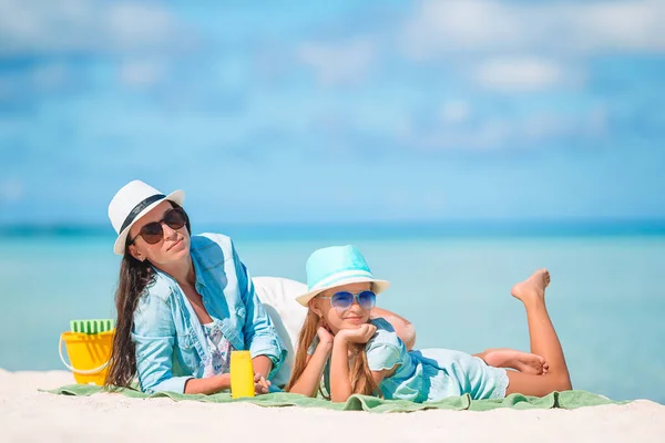 Mooie moeder en dochter op Caribisch strand genieten van zomervakantie. — Stockfoto