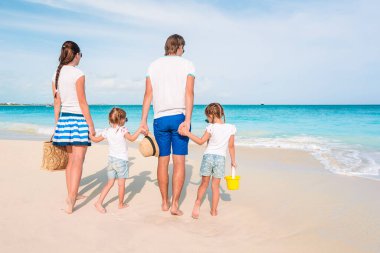 Sahilde eğlenen mutlu aile fotoğrafı. Yaz Yaşam Tarzı