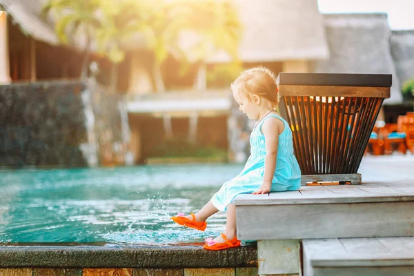 Little adorable girl splashing in outdoor pool — Stock Photo, Image