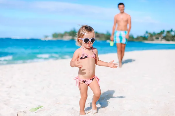 Kleines Mädchen und glücklicher Papa beim Strandurlaub — Stockfoto