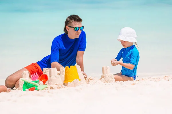 Liten flicka och glad pappa har roligt under stranden semester — Stockfoto