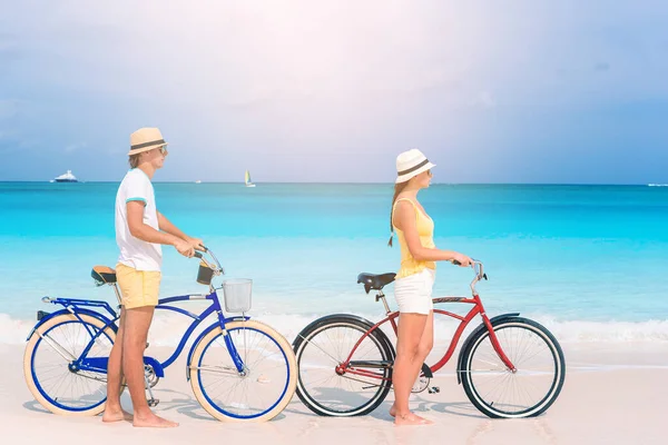 Família feliz andar de bicicleta na praia — Fotografia de Stock