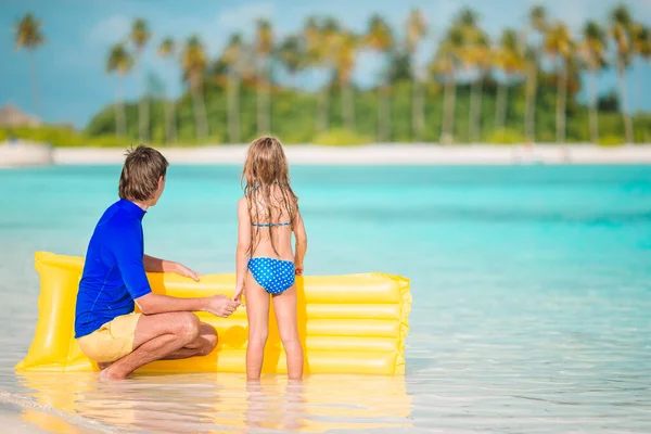 Ragazzina e papà felice si divertono durante le vacanze al mare — Foto Stock