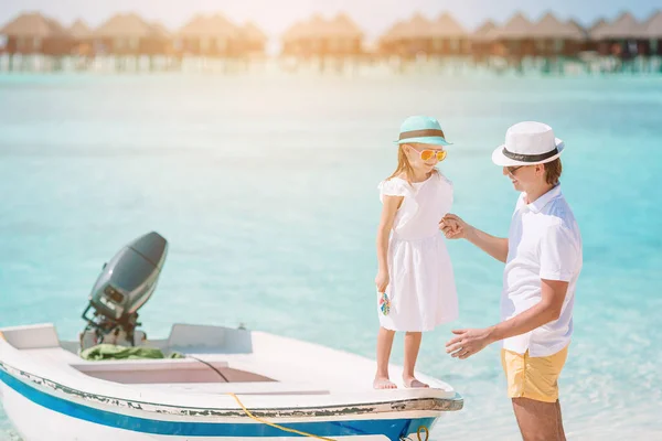 해변에서 휴가를 즐기는 어린 소녀와 행복 한 아빠 — 스톡 사진