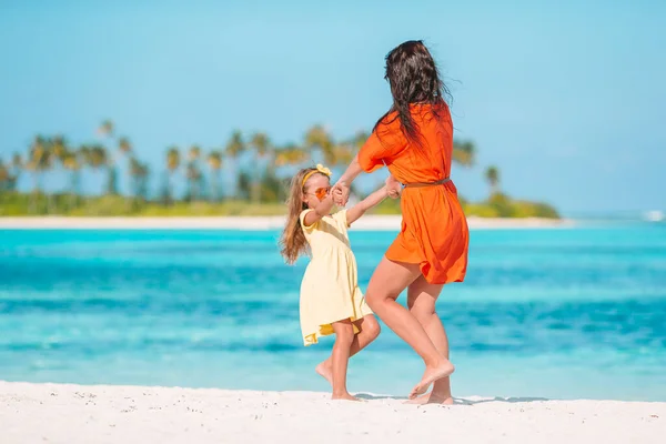 Beautiful mother and daughter at Caribbean beach enjoying summer vacation. — Stock Photo, Image