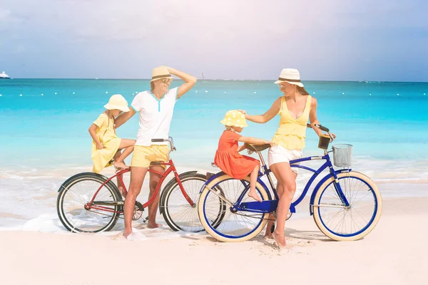 Família com bicicleta na praia tropical — Fotografia de Stock