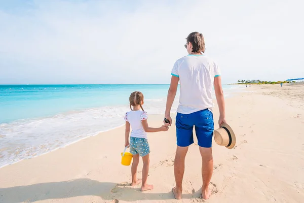 해변에서 휴가를 즐기는 어린 소녀와 행복 한 아빠 — 스톡 사진