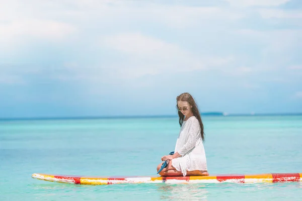 Frau surft im Urlaub im Meer — Stockfoto