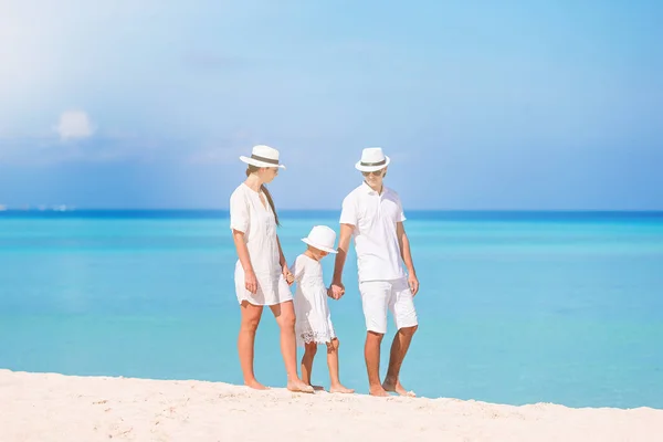 Família feliz de três se divertindo juntos na praia — Fotografia de Stock
