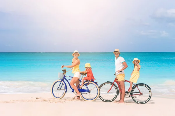 Familie med sykkel på tropisk strand – stockfoto
