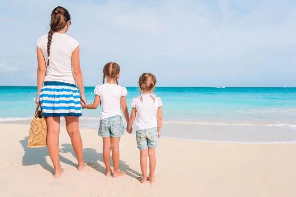 Rozkošné holčičky a mladá matka na tropické bílé pláži — Stock fotografie