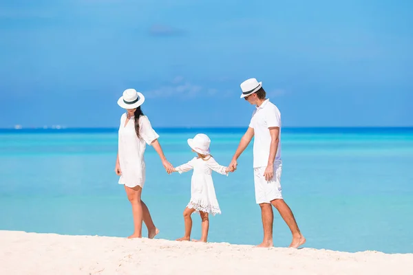 Familia feliz de tres divirtiéndose juntos en la playa — Foto de Stock