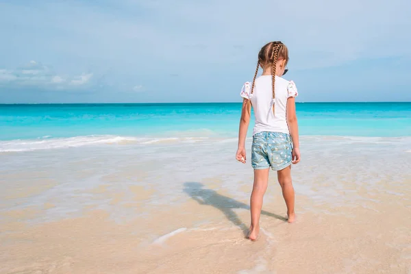 Adorável menina se divertir na praia tropical durante as férias — Fotografia de Stock