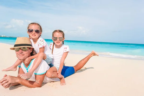 Gelukkige mooie familie op een tropische strandvakantie — Stockfoto