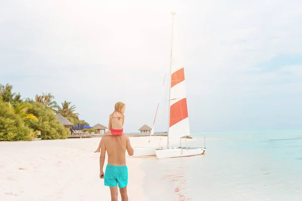 Liten flicka och glad pappa har roligt under stranden semester — Stockfoto