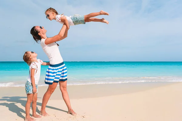 Rozkošné holčičky a mladá matka na tropické bílé pláži — Stock fotografie