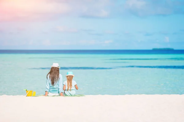 Beautiful mother and daughter at Caribbean beach enjoying summer vacation. — Stock Photo, Image