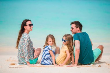 Genç bir aile sahilde tatilde.